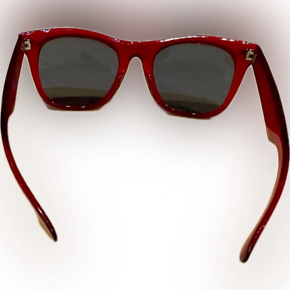 VTG RED SUNGLASSES DARK LENS SUN EYE PROTECTION BEACH TRAVEL TRIP CRUIZE POOL